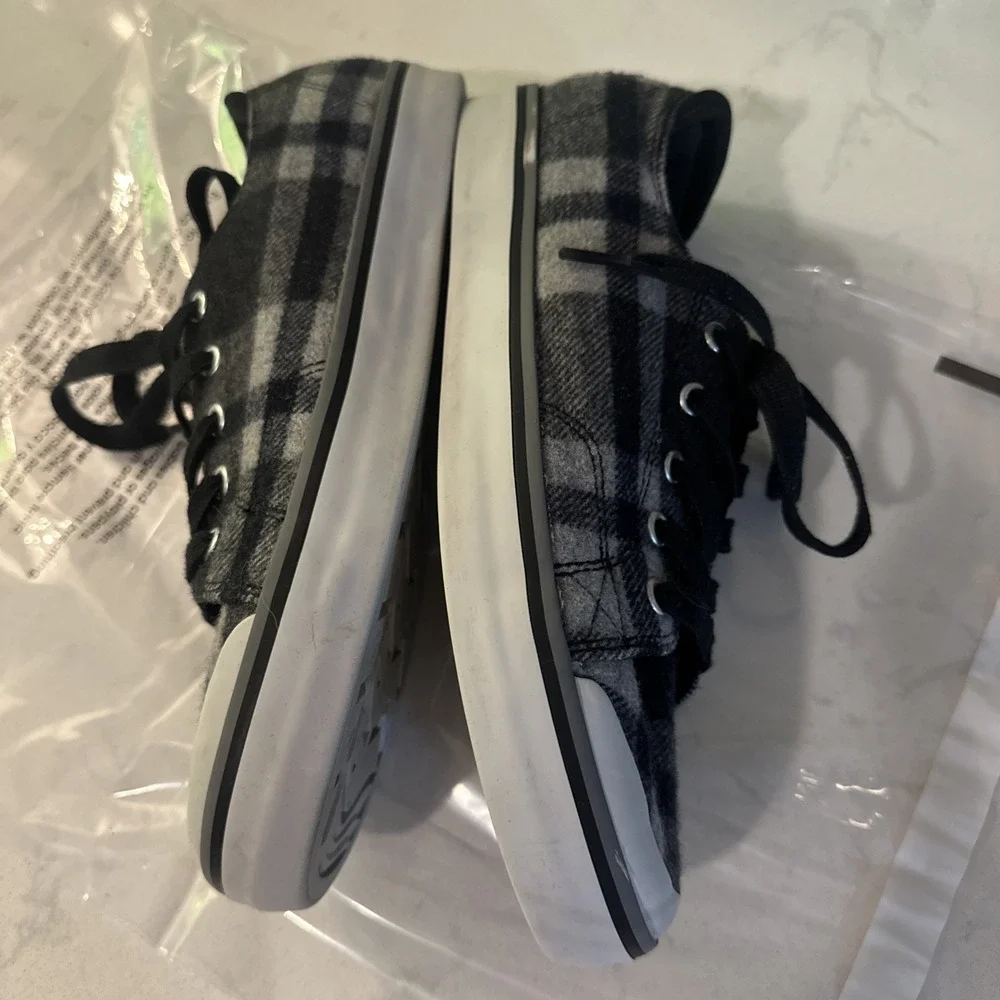 Keen Elsa III plaid wool sneakers Shoes Size 8.5 Medium Black Gray